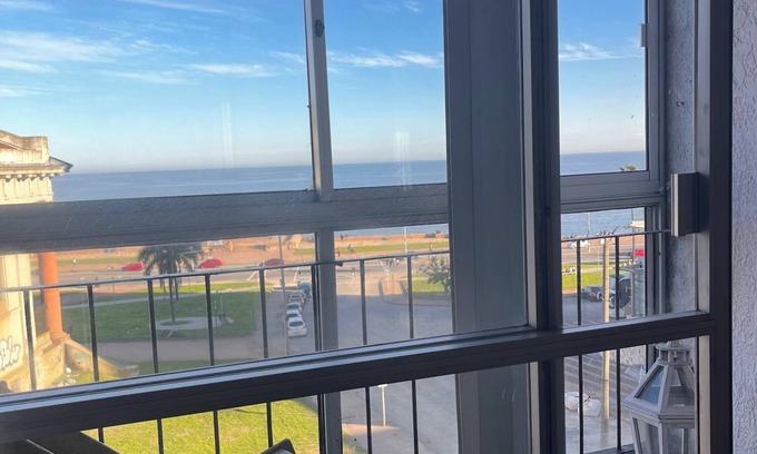 Ciudad Vieja Apartment | Apartment with sea view in old town in safe area with Wifi Chromecast