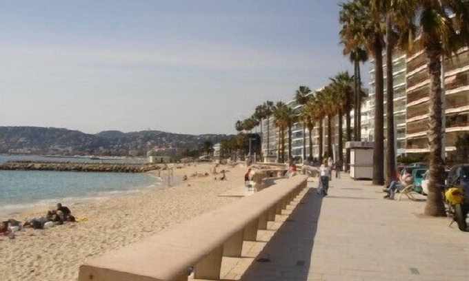 Juan-les-Pins Apartment | Apartment with terrace facing the sea, private garage space and wifi