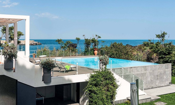 Stazzo Apartment | Apartment with terrace and direct access to the sea. Shared pool. Corallo