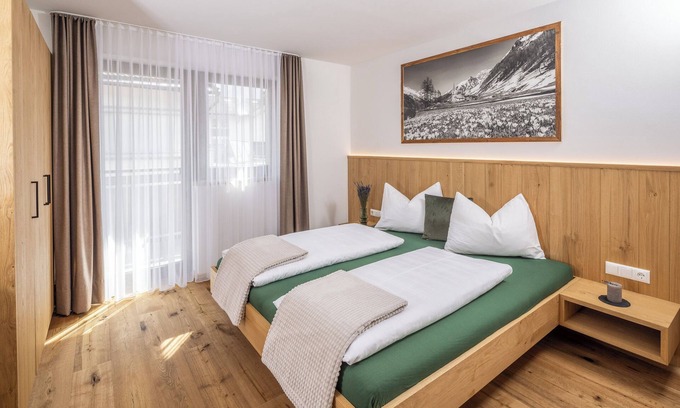 Lutago Apartment | Apartment 'Zum Sonnentor - Larix' with Mountain View, Balcony & Wi-Fi