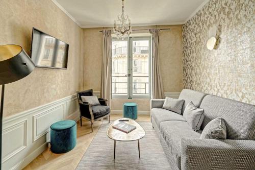 Les Halles Apartment | Apartments Du Louvre St Honoré