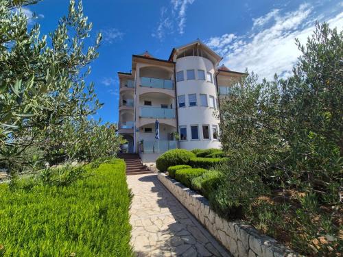 Brodarica Apartment | Apartments Home & Garden Lavanda
