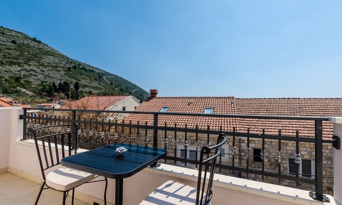 Gruz Apartment | Apartments Life - One Bedroom Apartment with Balcony and Sea View