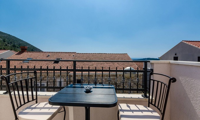 Gruz Apartment | Apartments Life - Two Bedroom Apartment with Balcony and Sea View