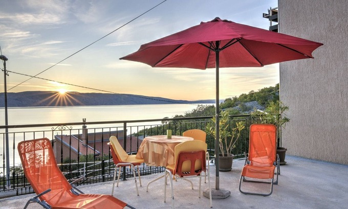 Vratarusa Apartment | Apartments Luka & Leona - Studio Apartment with Terrace Leona