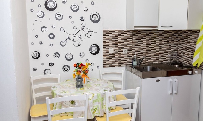 Vratarusa Apartment | Apartments Luka & Leona - Two Bedroom Apartment with Balcony Luka
