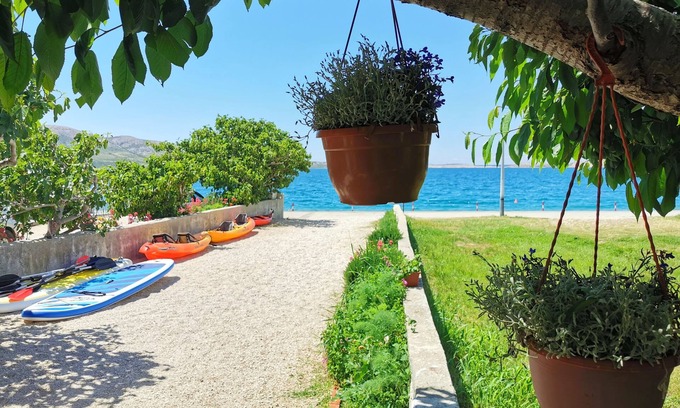 Metajna Apartment | Apartments on the beach