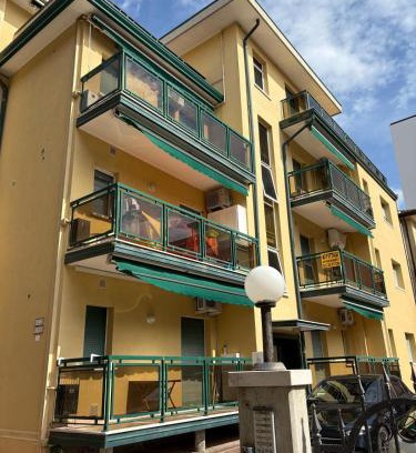 Jesolo Apartment | App4rent - VILLA MIMOSA - 3 Family apartments - parking, wifi, near the beach