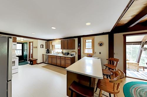 Bayville House | Appalachee Pond Waterfront Cottage