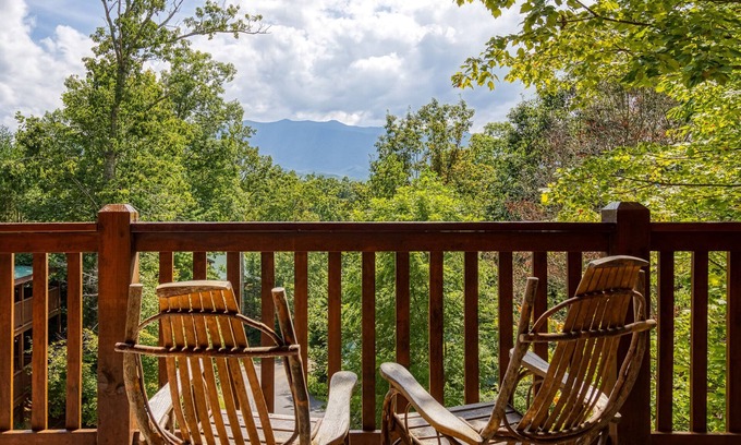 Black Bear Falls Cabin | Appalachian Adventure - 4 Bedroom sleeps 14!