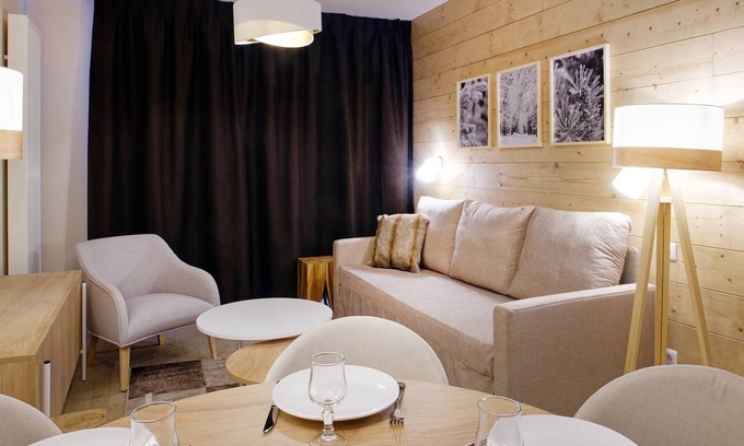 Eclose-Est Condo | Appart Charmant au Alpes | Gym, Piscines + Wifi!