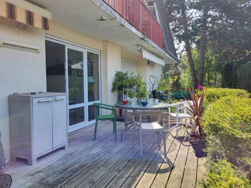 Merville-Franceville-Plage Apartment | Appartement avec terrasse, parking et WiFi, 4 pers. à Merville Franceville - FR-1-465-98