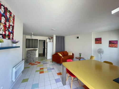 Bessan Apartment | Appart Pop-Art proche autoroute, plages et attractions, Wifi - TV, déco stylée, calme