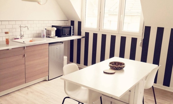 Le Creusot Apartment | Appart Rétrot-Apartment-Family-Ensuite with Bath