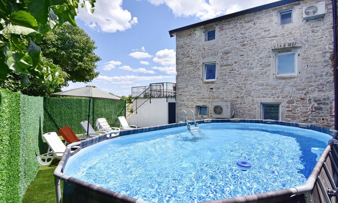 Vilanija Apartment | Appartamento con tre Camere, Terrazzo e Piscina Condivisa Vicino a Umago