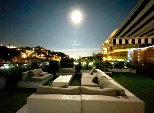 Rezza Apartment | Appartamento Rapallo - Le 5 Terre - Portofino - Sky Garden Maria Jose - Attico vista mare - Terraces - 2 bagni- 2 Camera da Letto - Box, Wi-fi, Idromassaggio Free inteiro Attico per Voi, con Ascensore