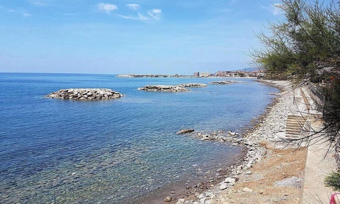Acciaroli House | Appartamento Torre Caleo H: A charming apartment located right on the beach, with Free WI-FI.