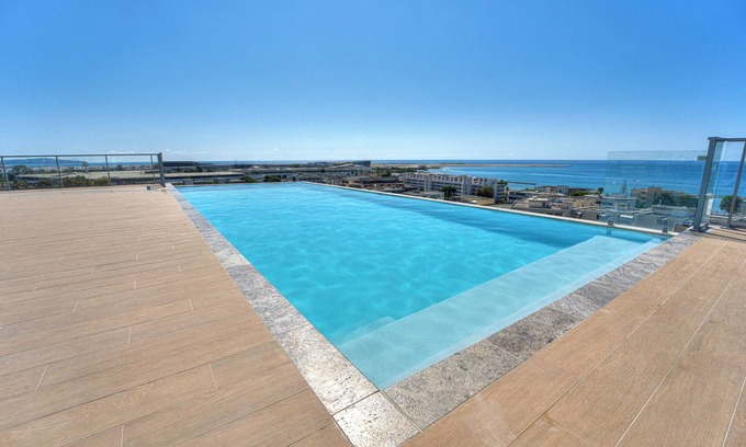 Saint-Laurent-du-Var Apartment | Appartement Fleuri, vue mer - Welkeys