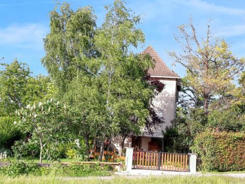 Villeneuve d'Aveyron Apartment | Appartement charmant à Villeneuve avec jardin
