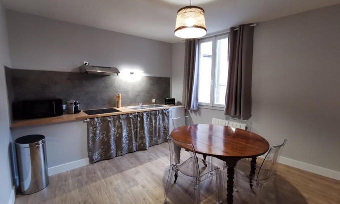 La Rochefoucauld Apartment | Appartement centre ville, parking gratuit