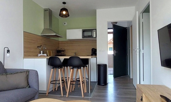 Saint-Gatien-des-Bois Apartment | Appartement Cosy 5 Mins Honfleur Piscine Terrasse