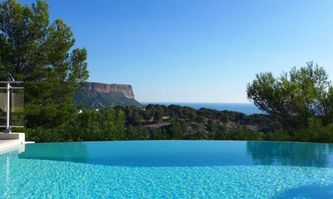 Cassis Apartment | Appartement en rdc de villa à Cassis , vue mer exceptionnelle, piscine chauffée