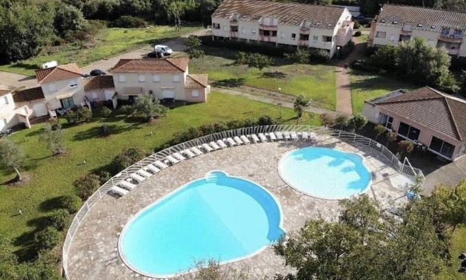 Santa-Maria-Poggio Apartment | Appartement 2 Piscines, 100m de la Mer, 4/6 Personnes