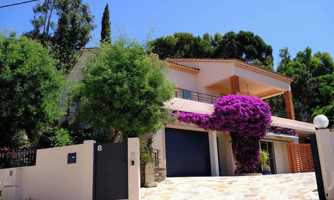 Le Lavandou Apartment | Appartement Rdj, Dans une Villa à Proximité à Pied de Commerces, Port et Plage