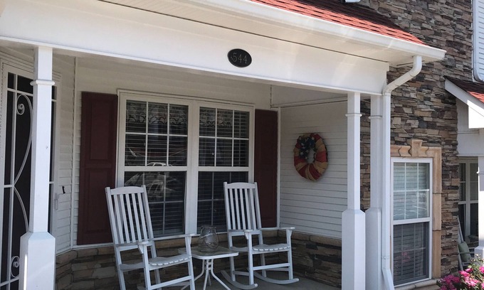 Pigeon Forge Condo | Apple Blossom Getaway-Near Apple Barn-Near Tanger Outlets