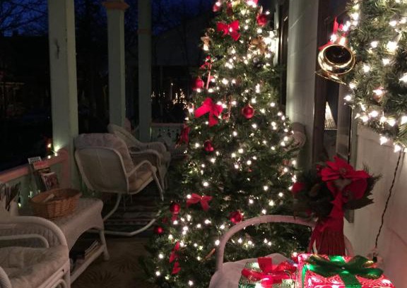 Cape May Apartment | Apt#3 4 bedroom 2 bath, sleeps 10, walk to Beach, Mall, Parking available