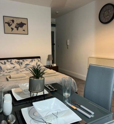 Seisdon Apartment | Apt 3. Private Studio in Moseley, Birmingham