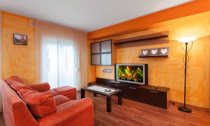 Lloret Town Center Apartment | Apt. 6 pax in LLoret de Mar, 300 meters from the beach. Free Wifi, air conditioning in the living room. Excellent location!