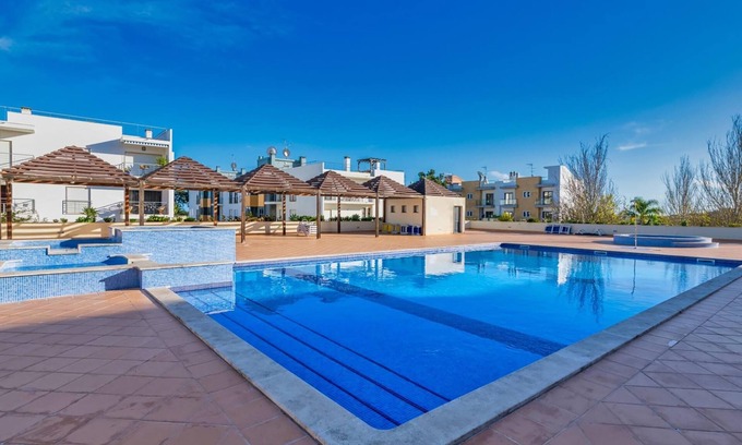 Meia Praia Apartment | Apt. Casa Gracy, with direct access to the communal pool
