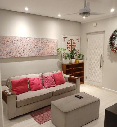 Vila Julia Apartment | Apt Guarujá lado praia 2 Dorm FAN 2 WI-FI , Netflix, mobiliado, Ar, 1vaga, até 6 pessoas