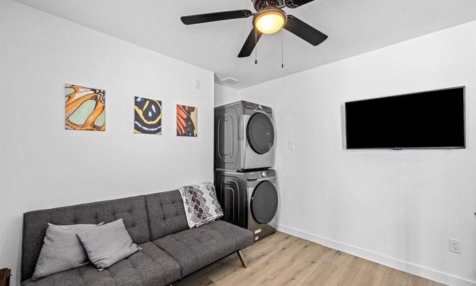 Northside House | Apt Nr Downtown + Midtown | Games WiFi TV | Pets
