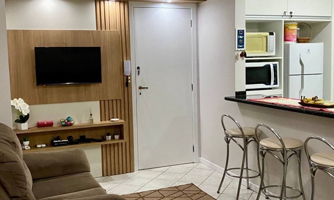 Bombas Apartment | Apto bem Localizado, 50m da Praia, Faça Tudo a pé. Recém Reformado. Wifi e A/C