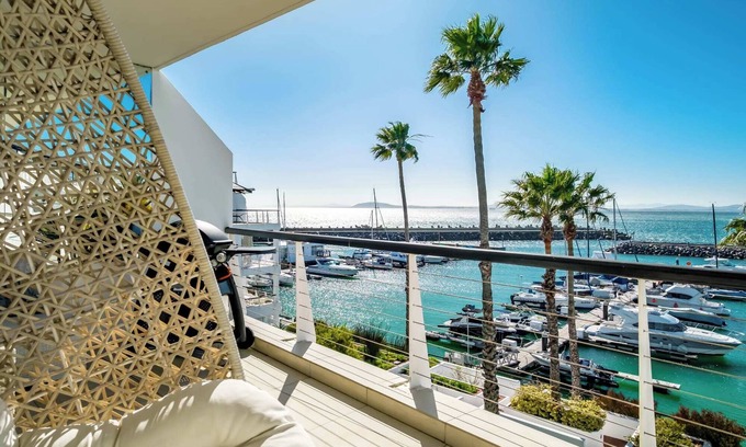 Mouille Point Apartment | Aqua Views at the Waterclub in Cape Town