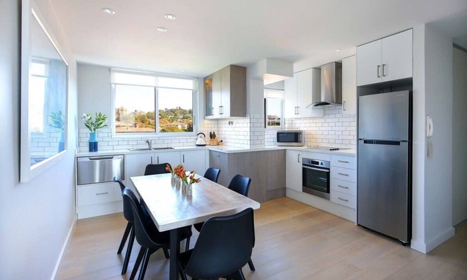 Bondi Beach Apartment | Aqua Vista Getaway - Walk to Bondi Beach