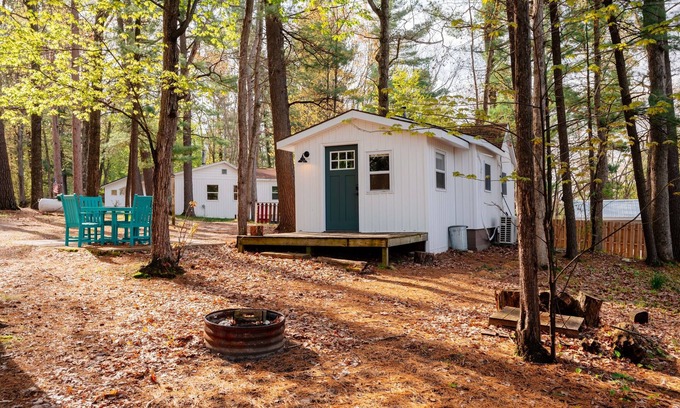 Mayfield Cottage | Arbutus Lake Cozy Cabin-Pontoon Rentals Available