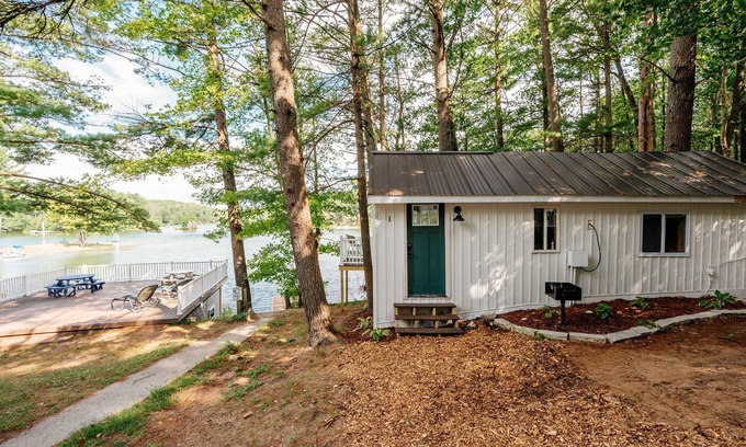Mayfield Cottage | Arbutus Lakeside Stay-Pontoon Rentals-Near TC!