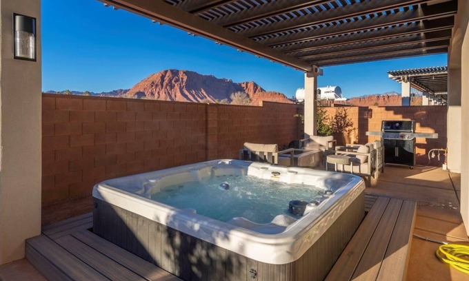 Ivins House | Arcadia 61 | Private Hot Tub * Fire Pit * Sleeps 19