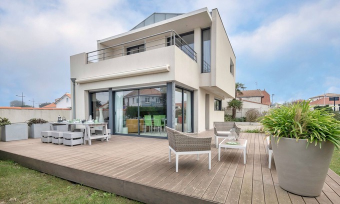 La Plaine-sur-Mer House | Architect's House Facing the Sea in La Plaine sur Mer