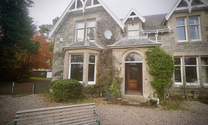 Kingussie House | Ardchoile - In the heart of the Highlands. Sleeps 10, hot tub.