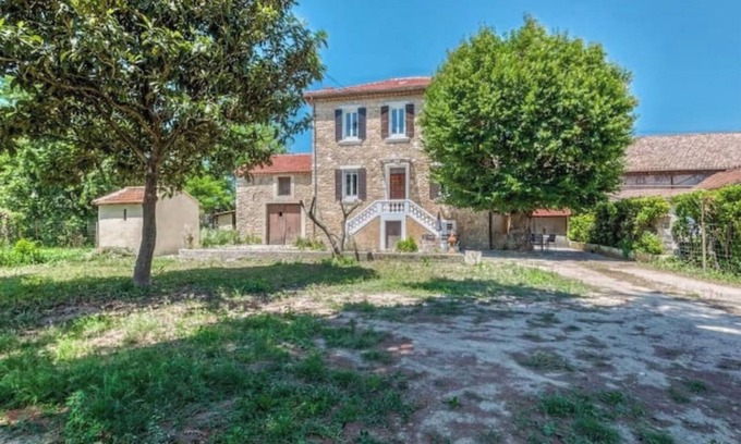 Pont-Saint-Esprit Villa | Ardeche in Provence with shady park