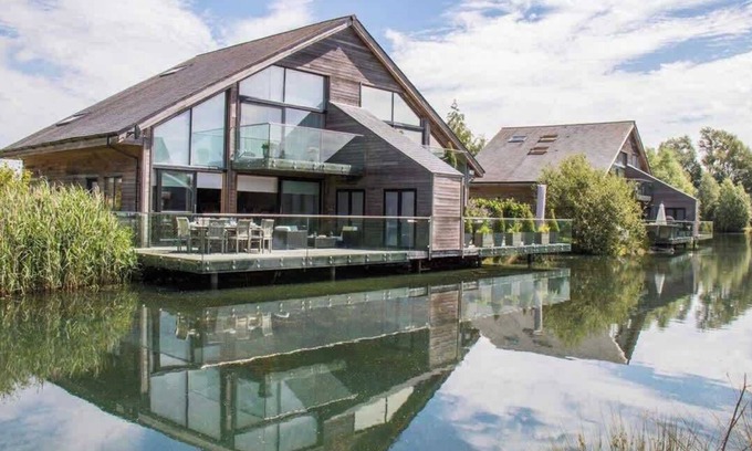 Ampney Crucis House | Ardross Lodge | Lakeside Hot Tub Stay for Groups
