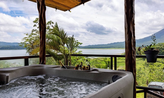 El Fosforo House | Arenal volcano & Lake front House Las Pavas.