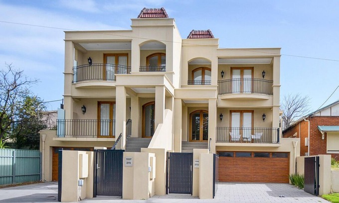 Henley Beach House | Aria House/Family Holiday Beachside/BBQ/Cafe