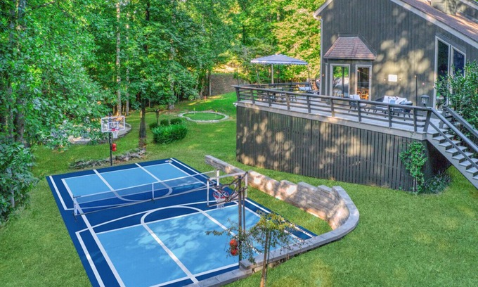 Jamestown House | Arlington Oasis | Sport Court, HotTub, Golf, Games