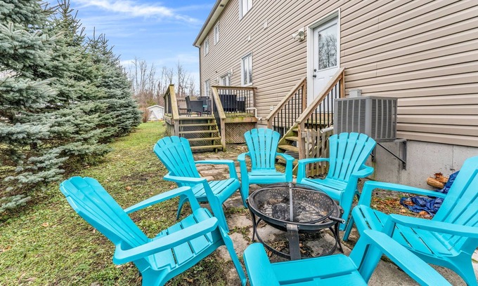 Innisfil House | Art Deco Home near Lake Simcoe W/Patio & Fire pit