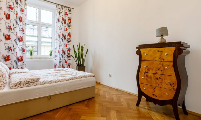 Stare Miasto Apartment | Art deco spacious one bedroom apartment - city view!